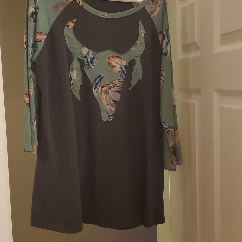 2x Women's shirt